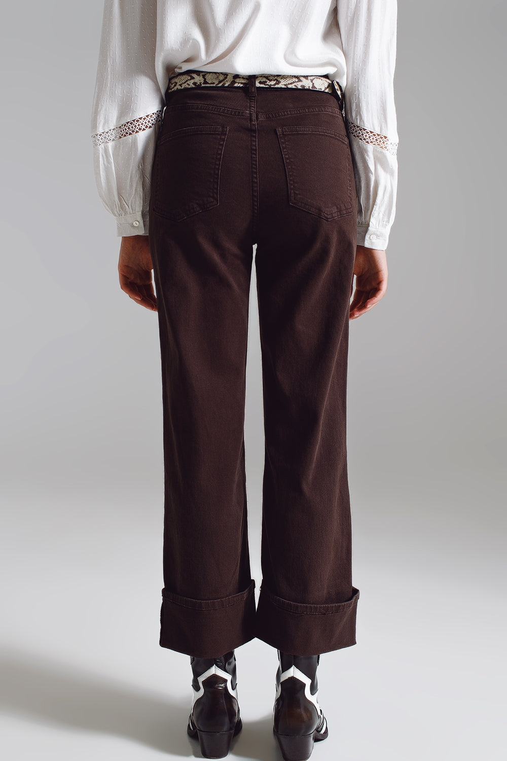 Pantalones rectos con dobladillo corto en marrón Q2