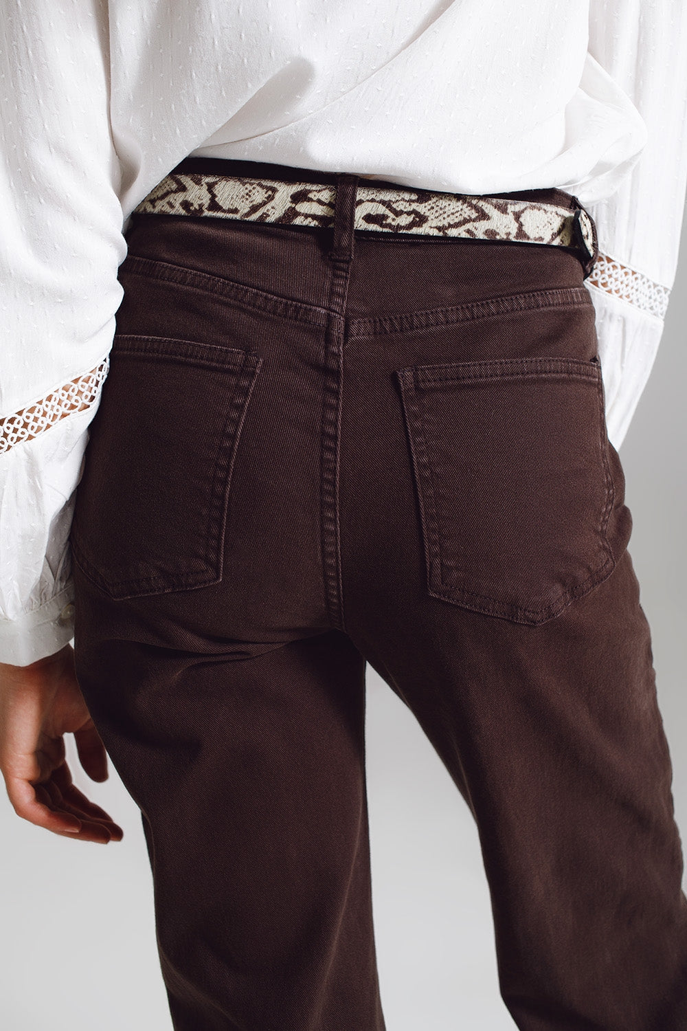 Pantalones rectos con dobladillo corto en marrón Q2