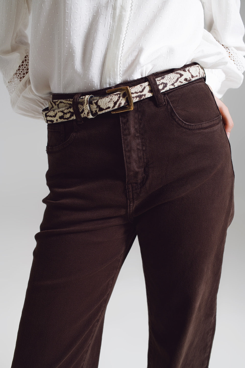 Pantalones rectos con dobladillo corto en marrón Q2