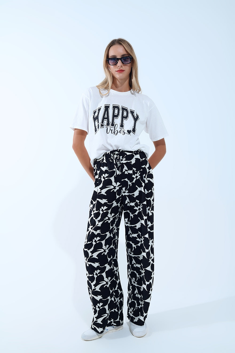Pantalones rectos con estampado floral hawaiano en blanco y negro Q2