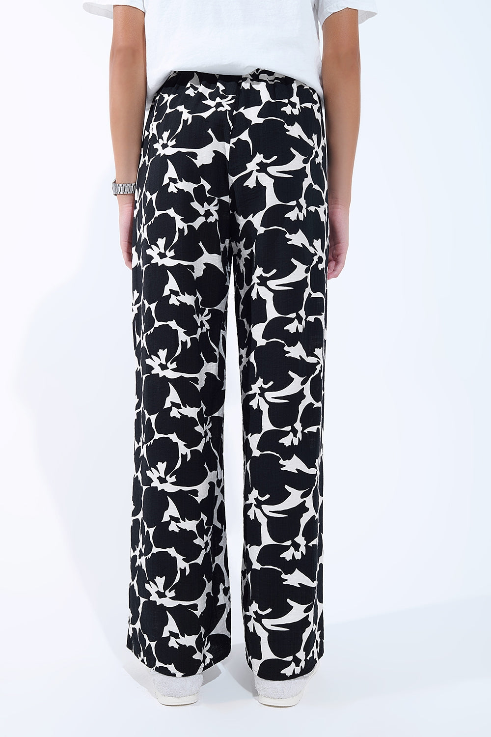 Pantalones rectos con estampado floral hawaiano en blanco y negro Q2