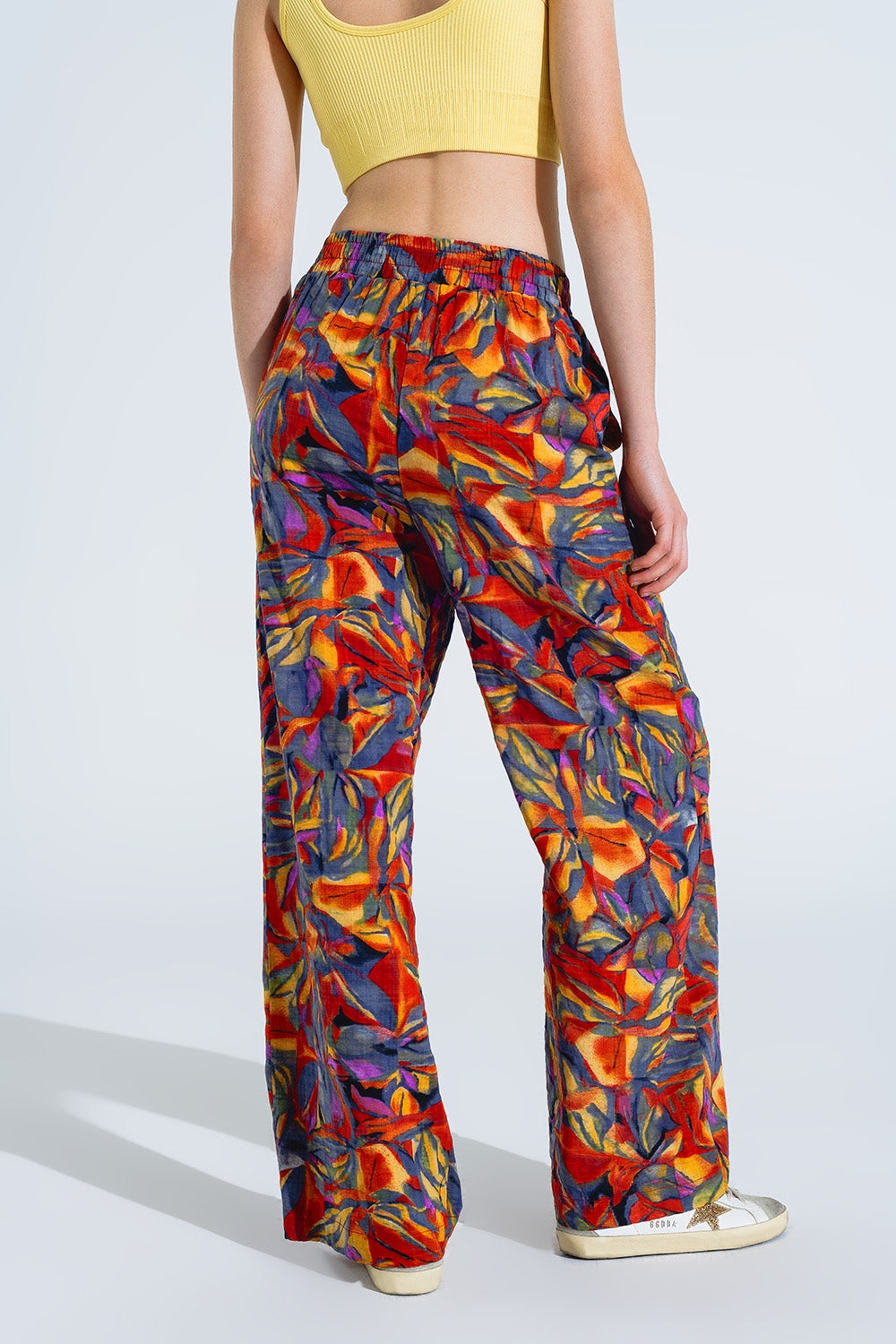Pantalones rectos con estampado floral multicolor en tonos rojos Q2