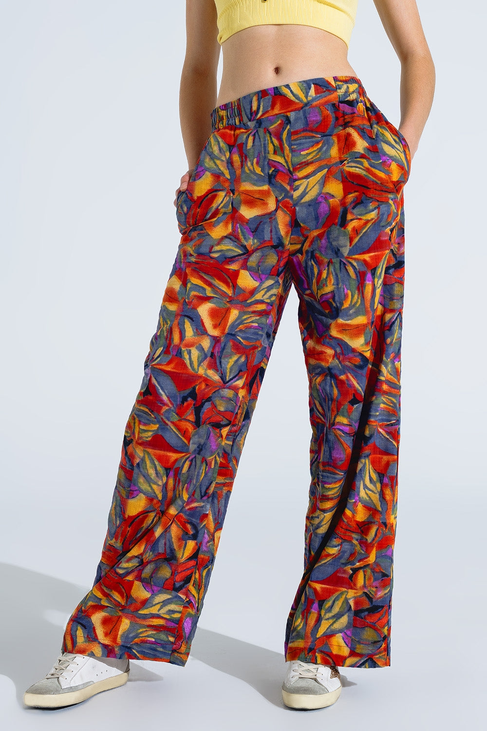 Q2 Pantalones rectos con estampado floral multicolor en tonos rojos