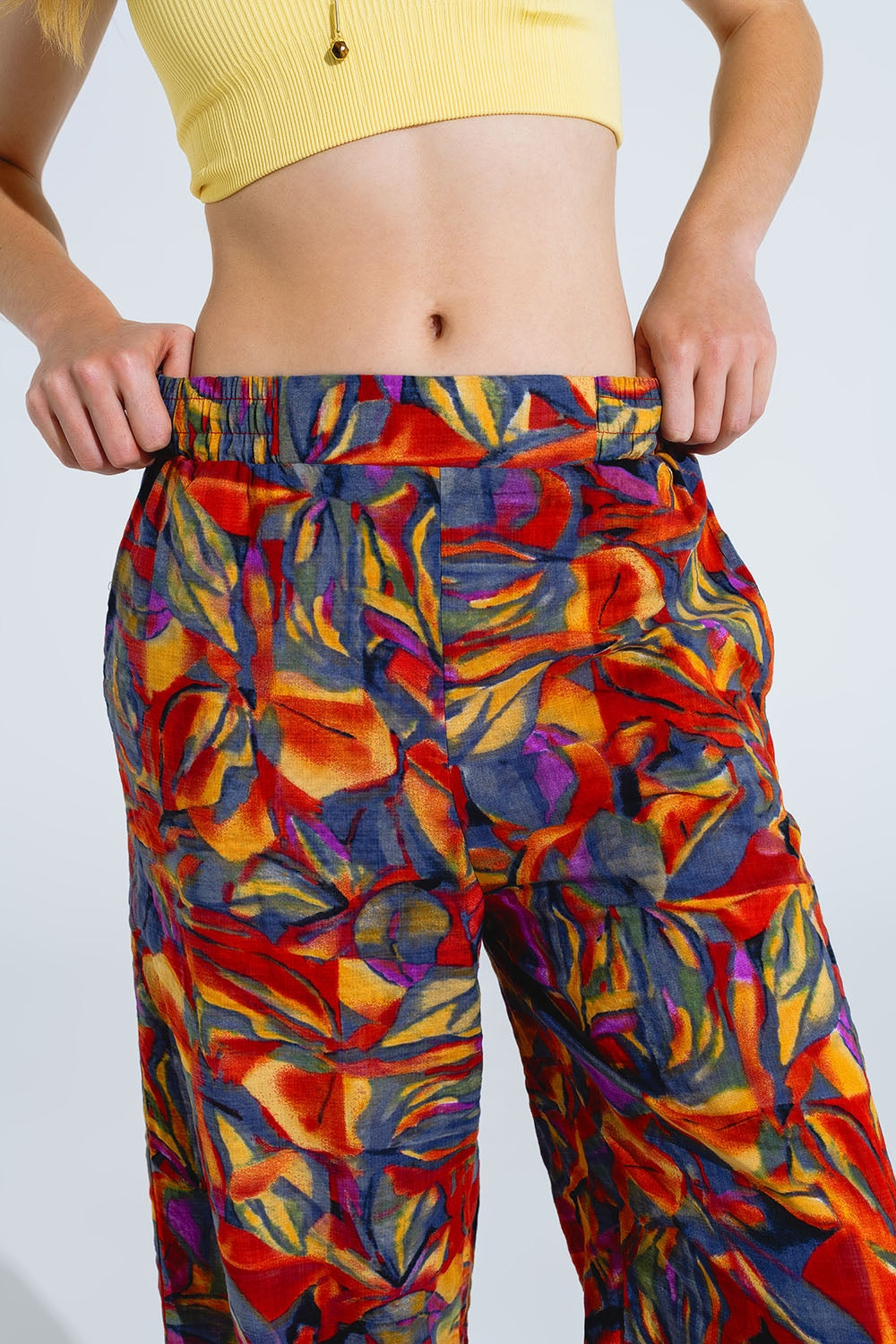 Pantalones rectos con estampado floral multicolor en tonos rojos Q2
