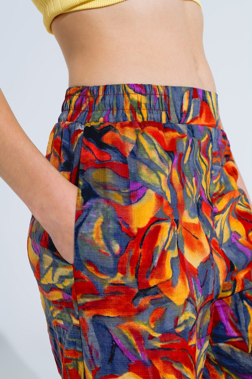 Pantalones rectos con estampado floral multicolor en tonos rojos Q2