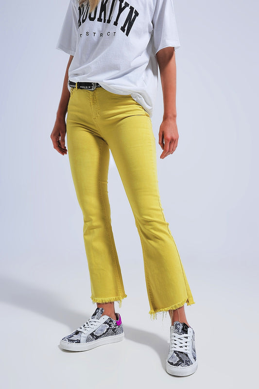 Q2 Pantalones rectos en amarillo con tobillos anchos