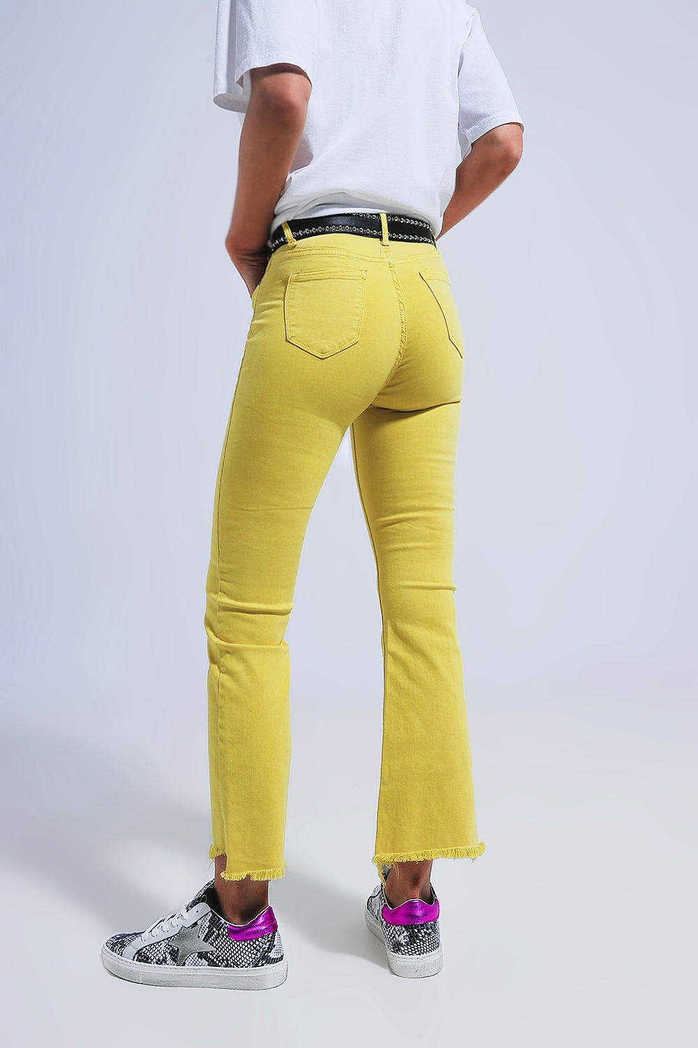 Pantalones rectos en amarillo con tobillos anchos Q2