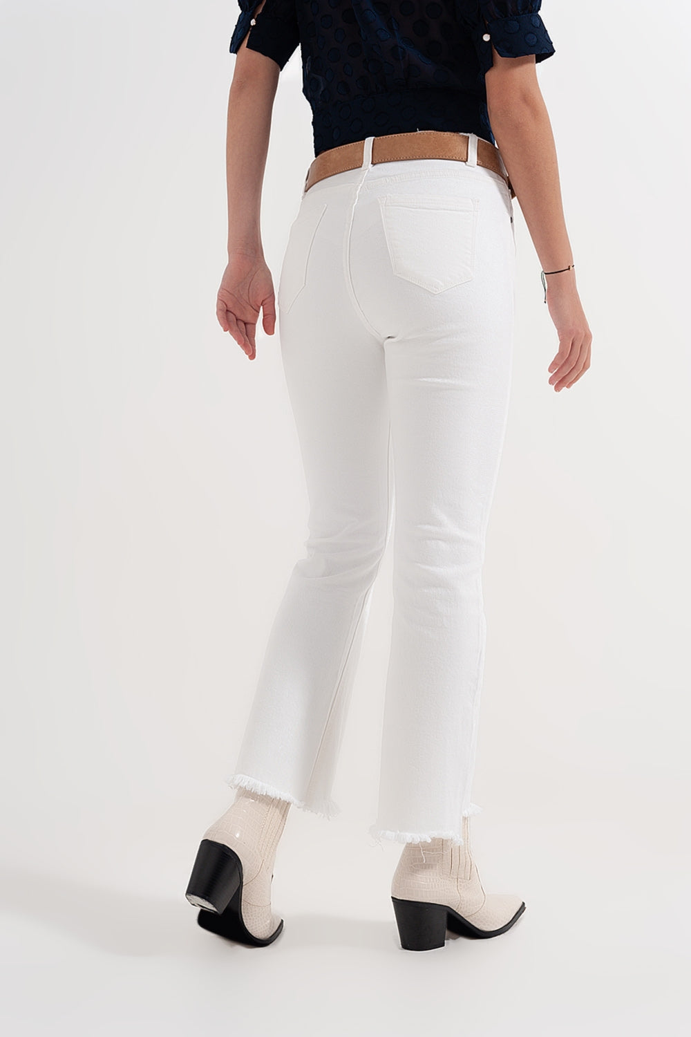 Pantalones rectos en blanco con tobillos anchos Q2