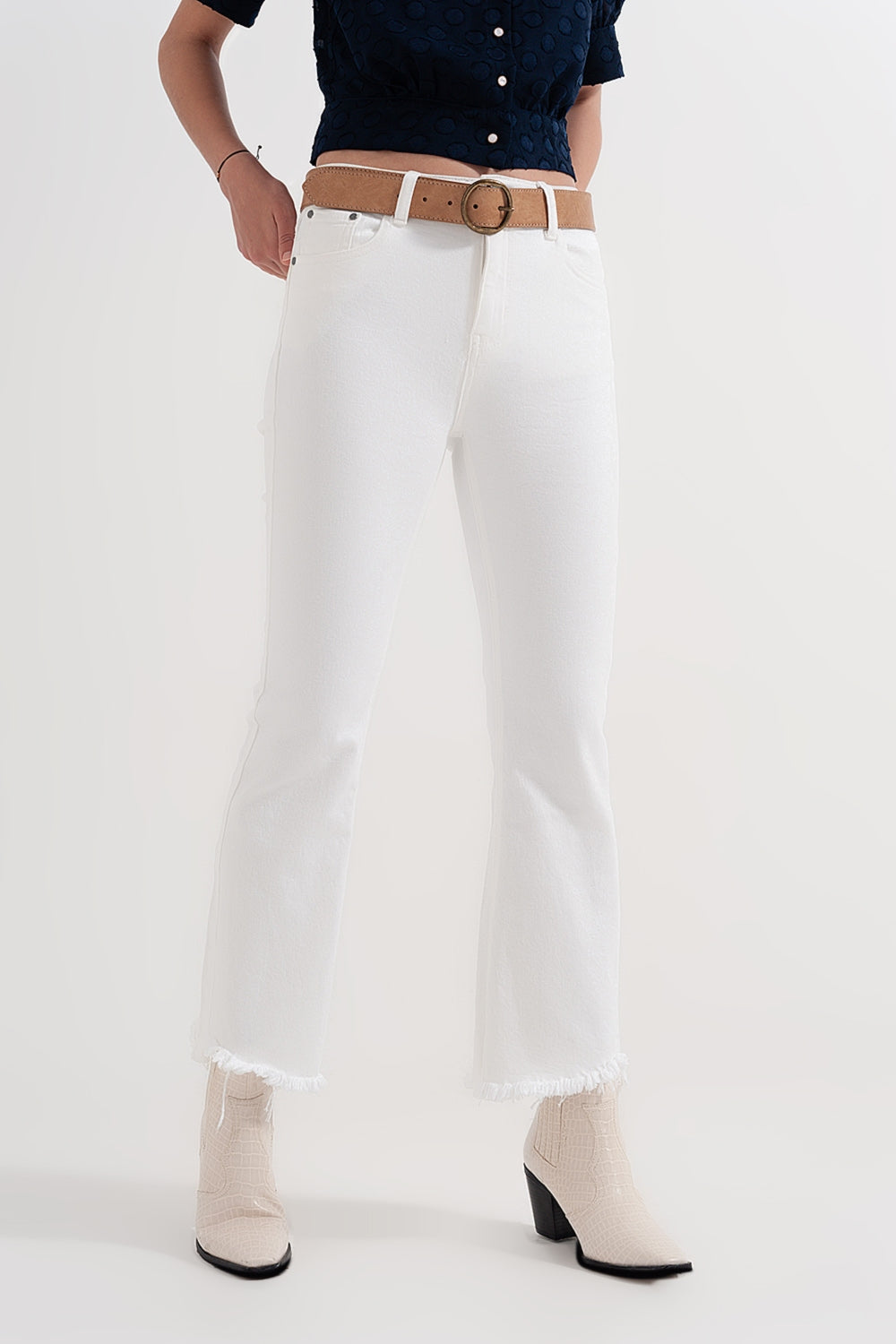 Q2 Pantalones rectos en blanco con tobillos anchos