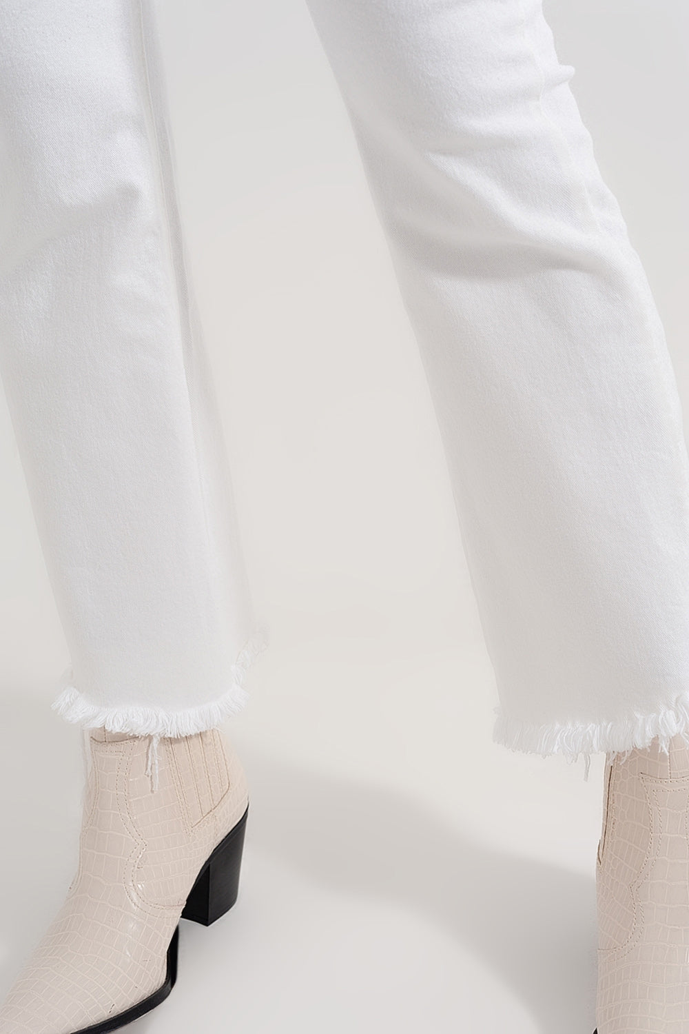 Pantalones rectos en blanco con tobillos anchos Q2
