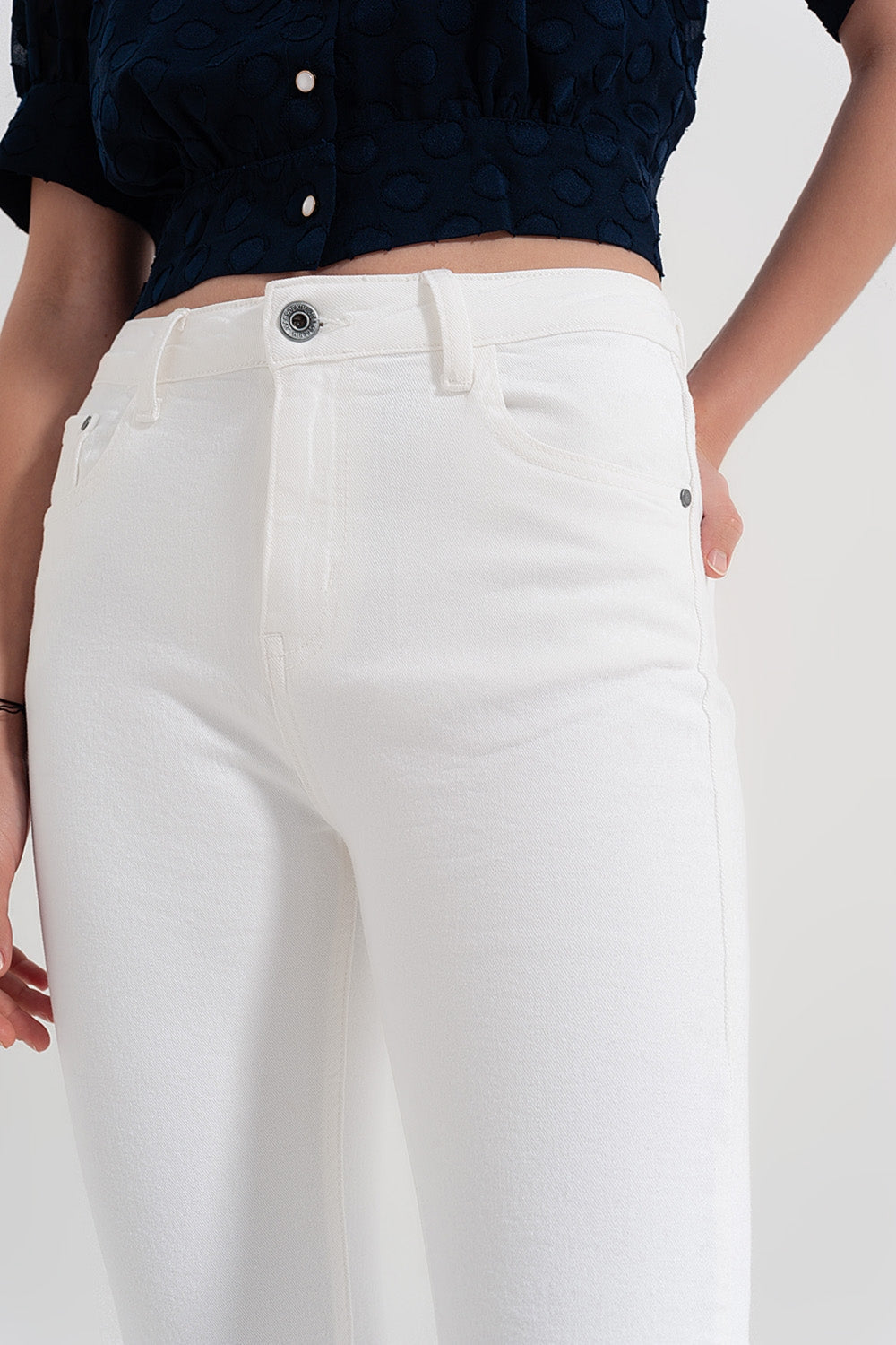 Pantalones rectos en blanco con tobillos anchos Q2