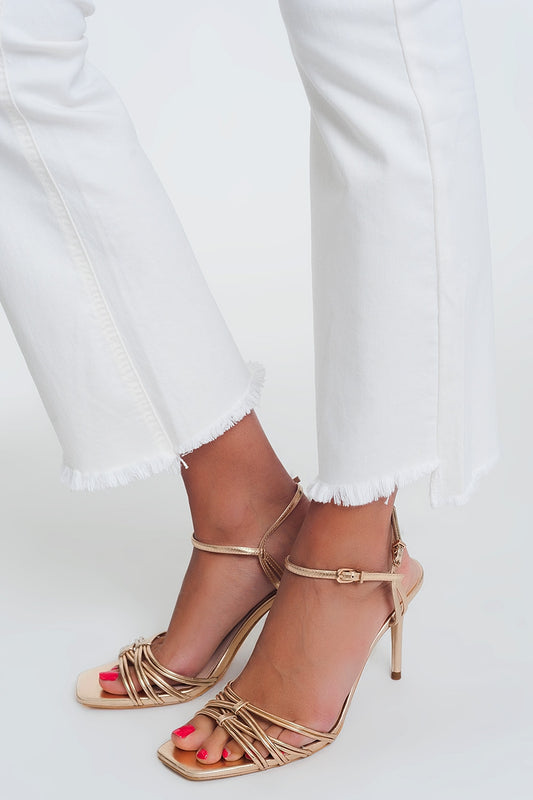 Q2 Pantalones rectos en crema con tobillos anchos