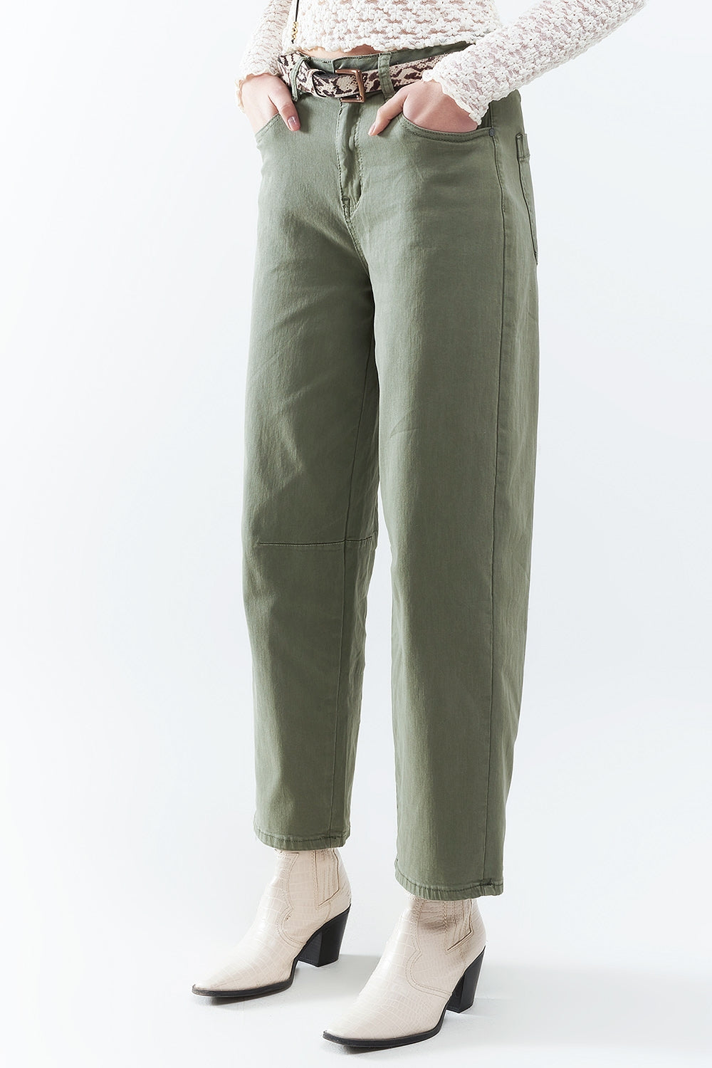 Pantalones rectos hasta el tobillo en caqui con detalle de costura en la rodilla Q2