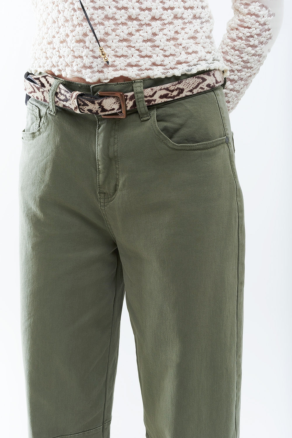 Pantalones rectos hasta el tobillo en caqui con detalle de costura en la rodilla Q2