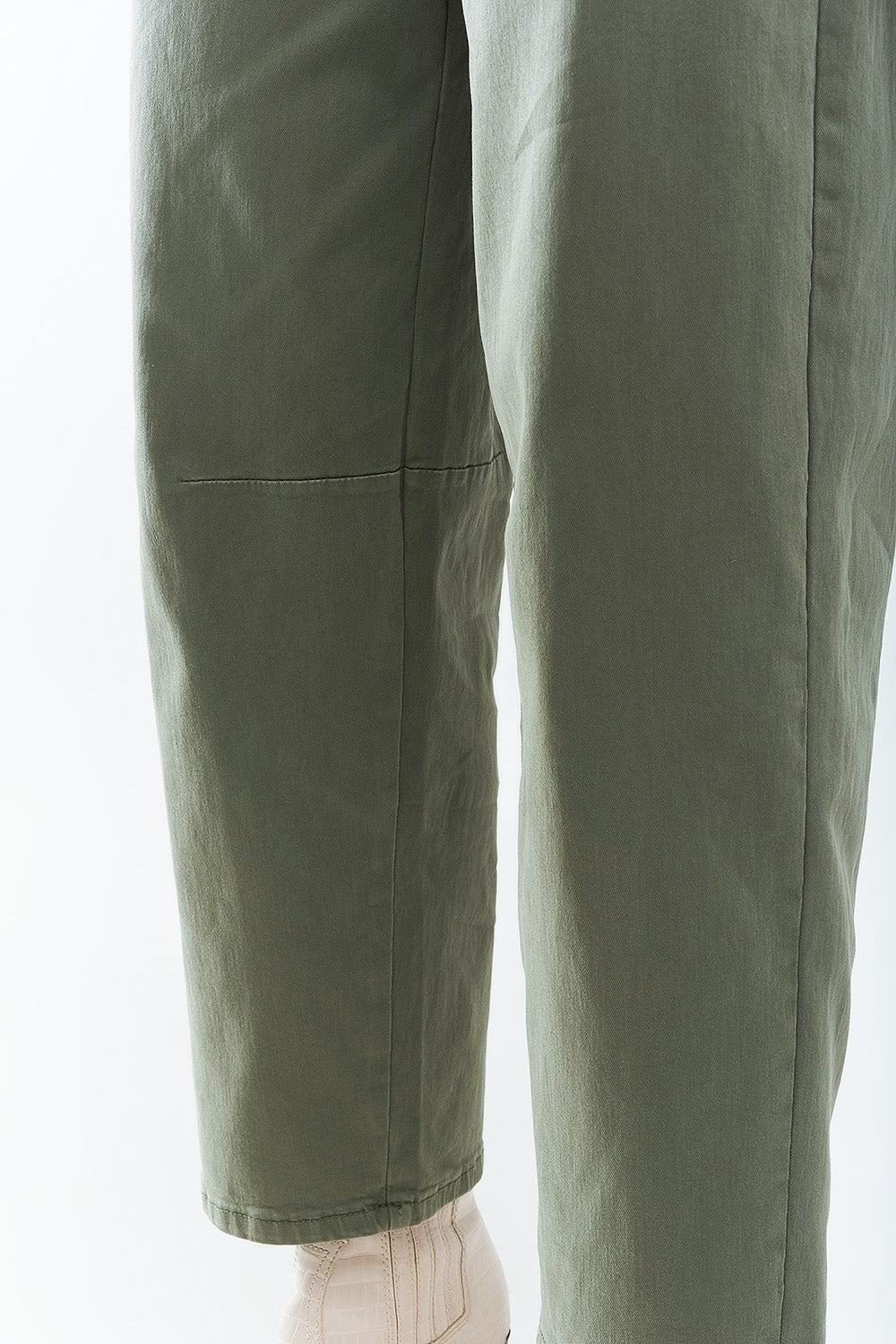 Pantalones rectos hasta el tobillo en caqui con detalle de costura en la rodilla Q2