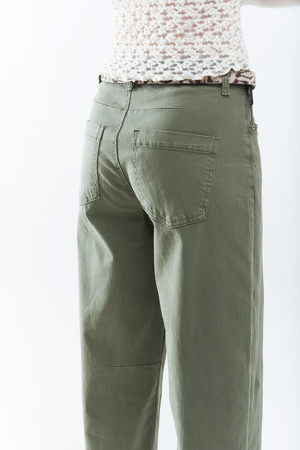 Pantalones rectos hasta el tobillo en caqui con detalle de costura en la rodilla Q2