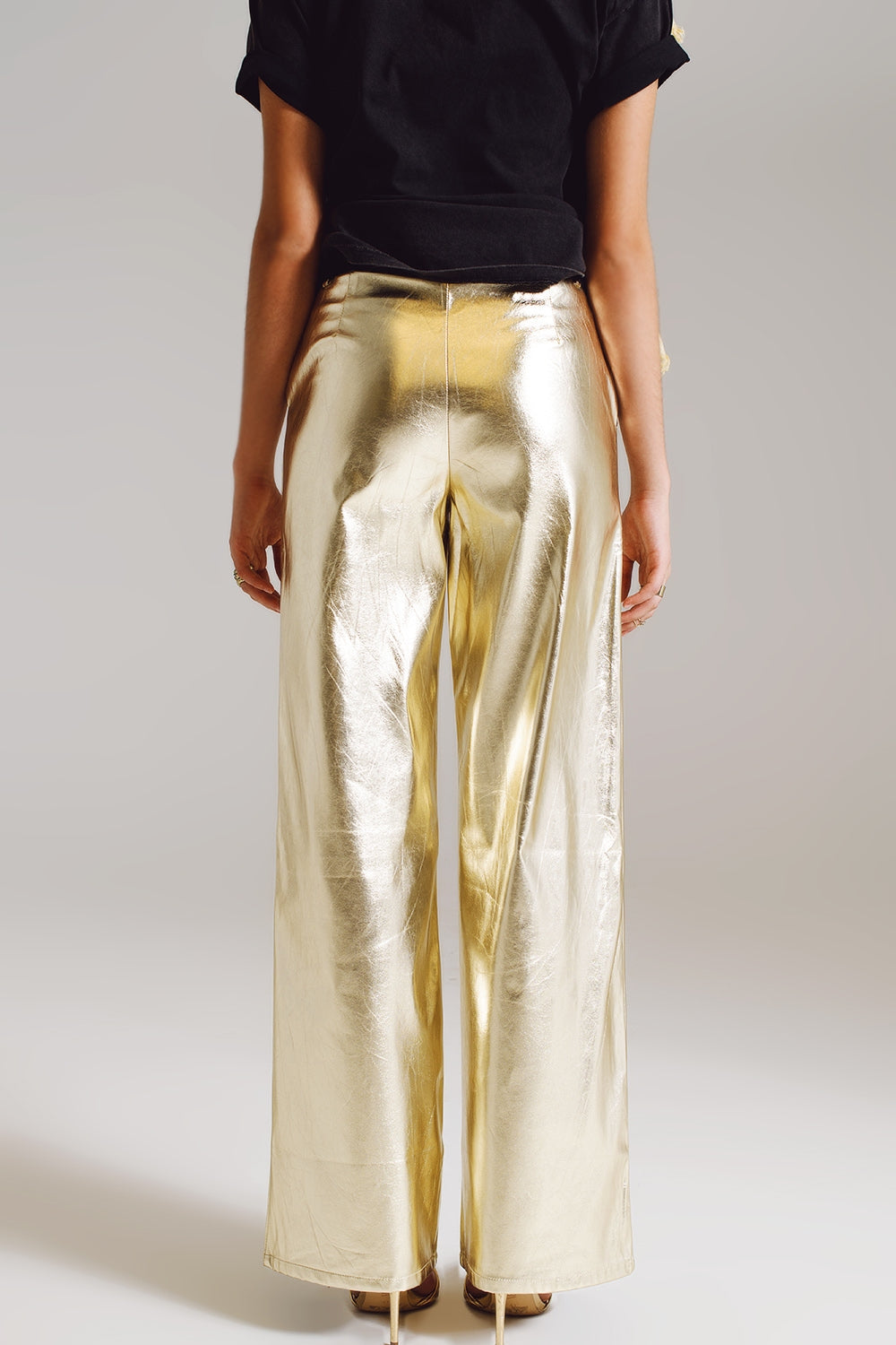 Pantalones rectos metálicos en dorado Q2