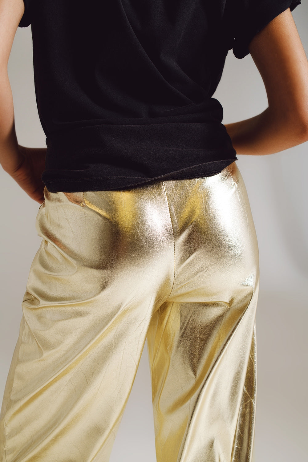 Pantalones rectos metálicos en dorado Q2