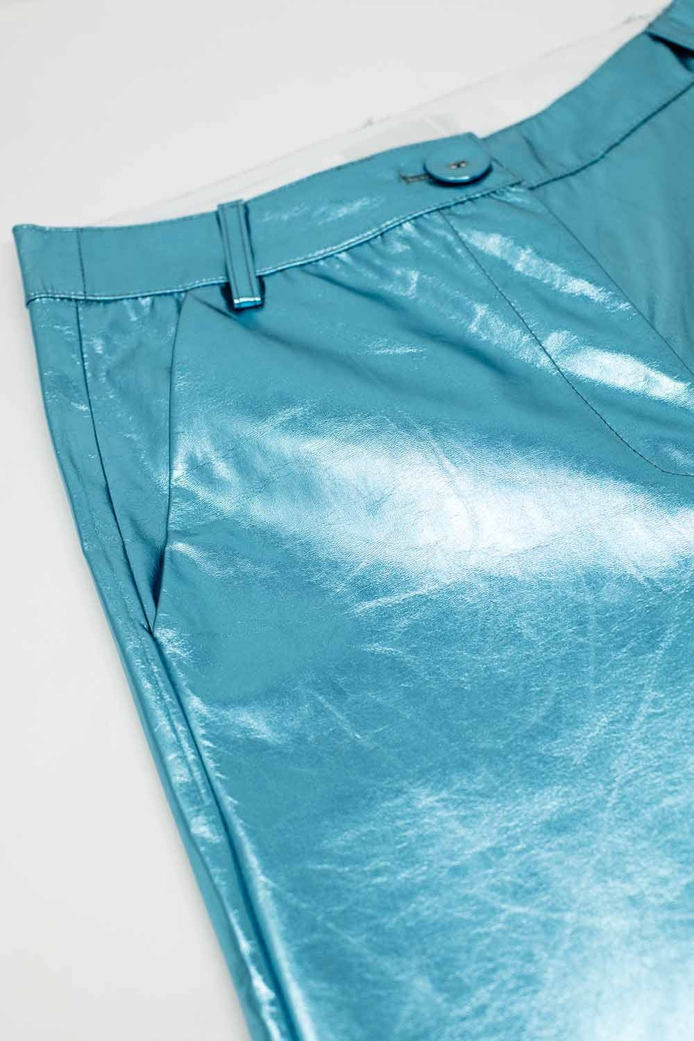 Pantalones rectos metalizados en azul Q2