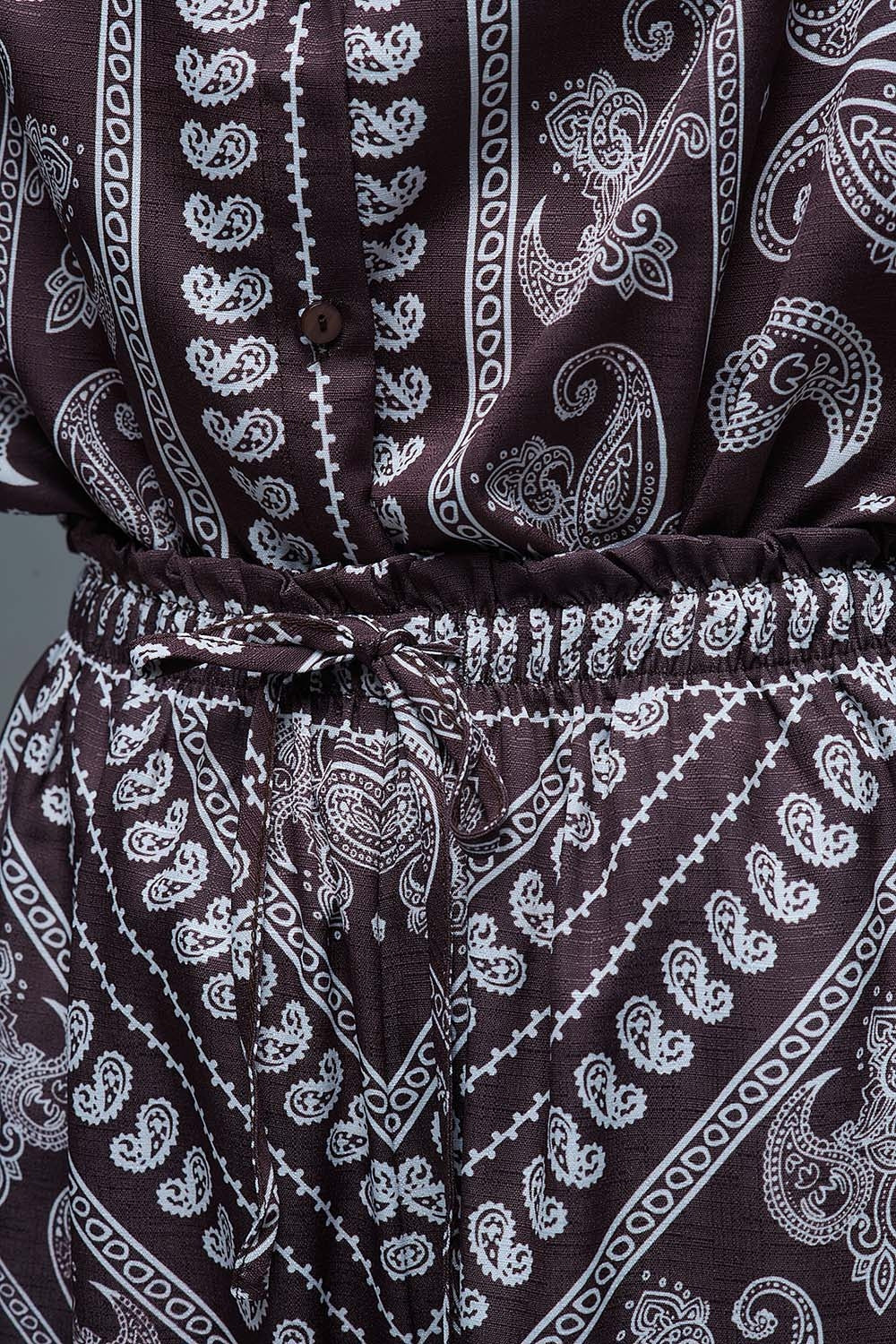 Pantalones relajados con estampado de cachemira y cordón ajustable en marrón Q2