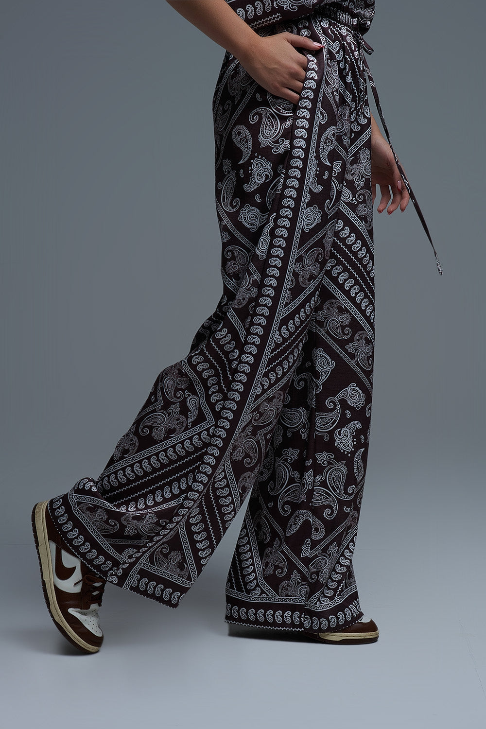 Pantalones relajados con estampado de cachemira y cordón ajustable en marrón Q2
