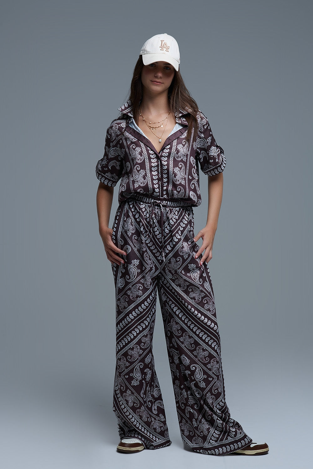Pantalones relajados con estampado de cachemira y cordón ajustable en marrón Q2