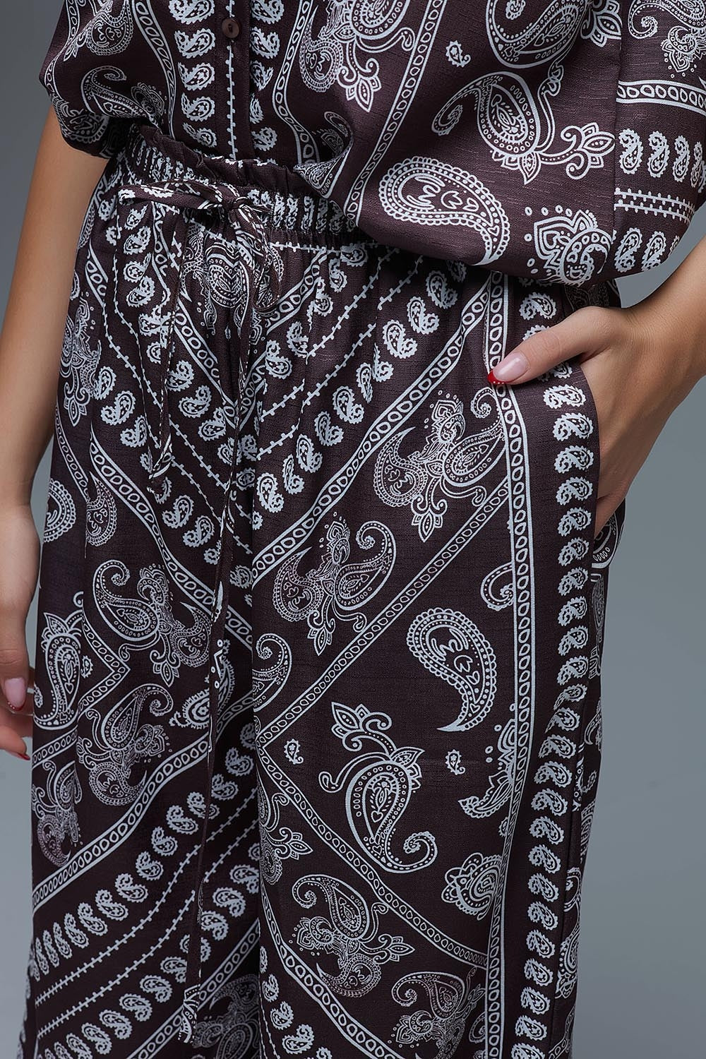 Pantalones relajados con estampado de cachemira y cordón ajustable en marrón Q2