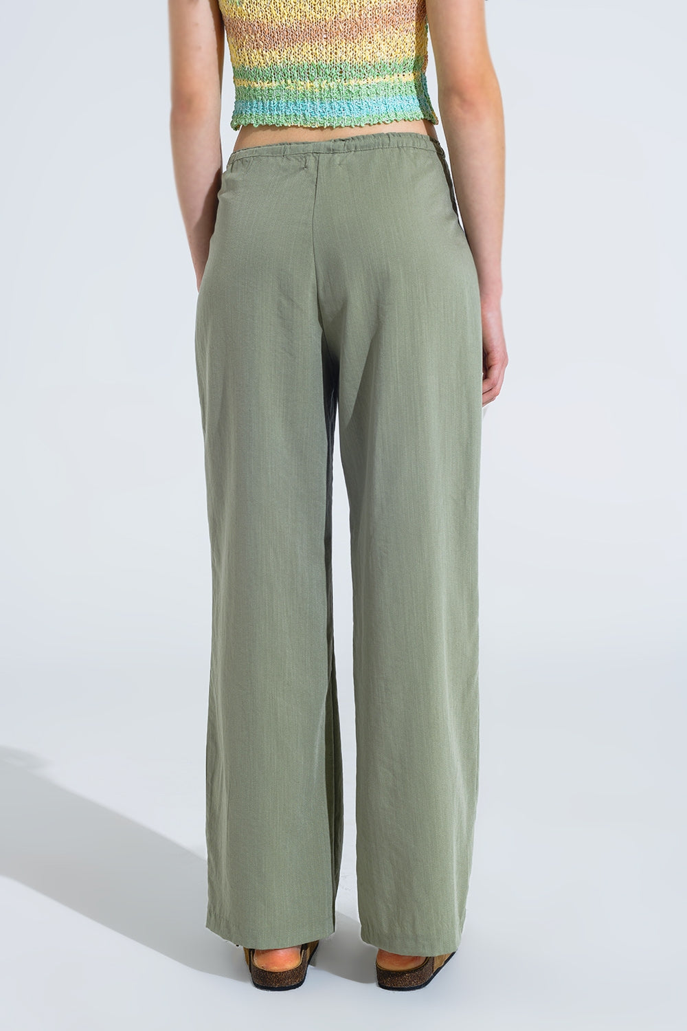 Pantalones relajados verde claro con cierre de cordón y bolsillos laterales Q2