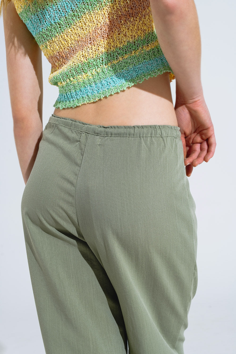 Pantalones relajados verde claro con cierre de cordón y bolsillos laterales Q2