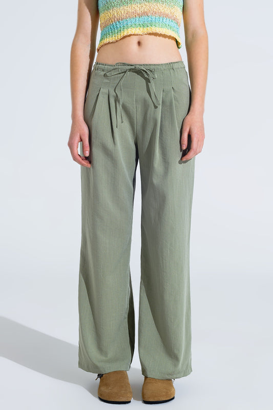 Q2 Pantalones relajados verde claro con cierre de cordón y bolsillos laterales