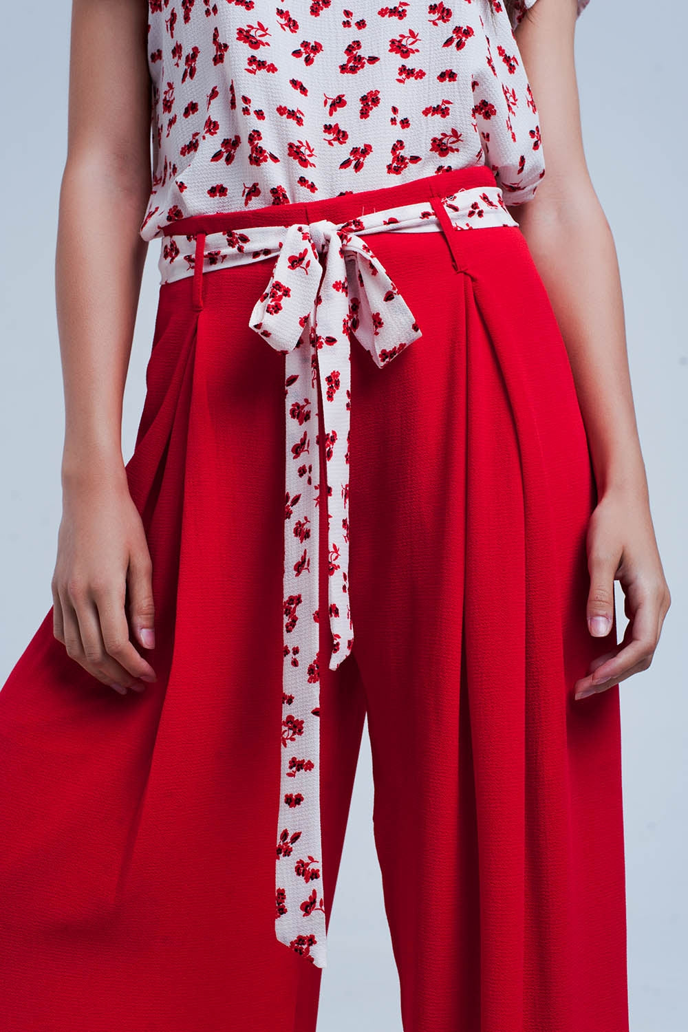 Pantalones rojos plisados de pernera ancha con lazada en la cintura Q2