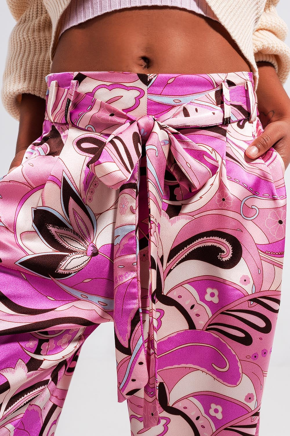 Pantalones rosa de pernera ancha con cinturón Q2