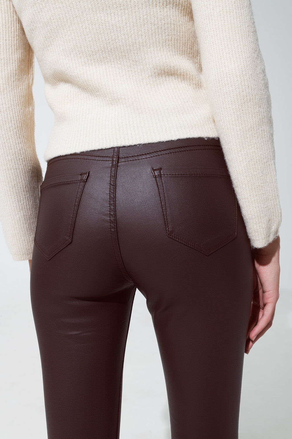 Pantalones super pitillo de efecto polipiel en marrón oscuro Q2