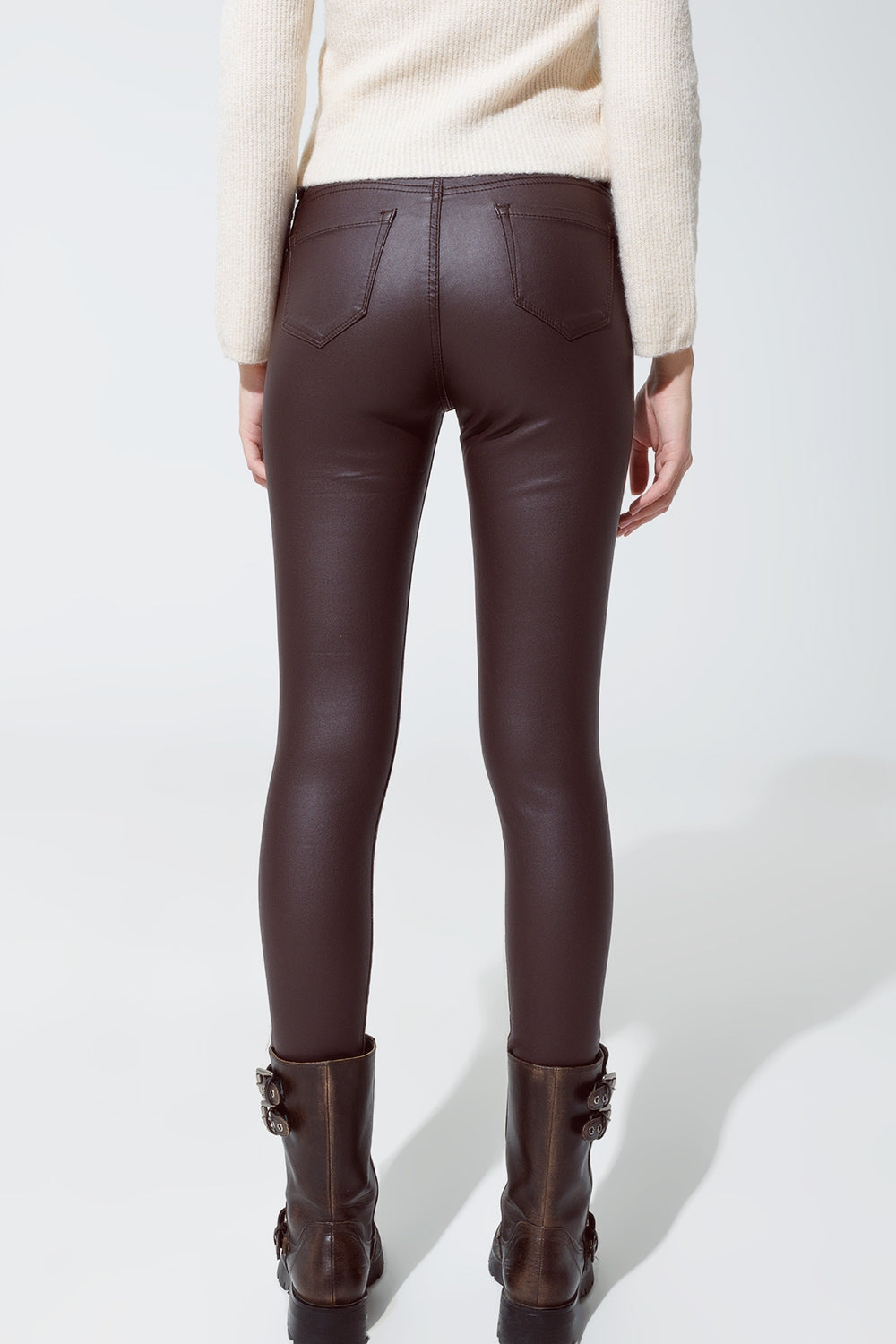 Pantalones super pitillo de efecto polipiel en marrón oscuro Q2