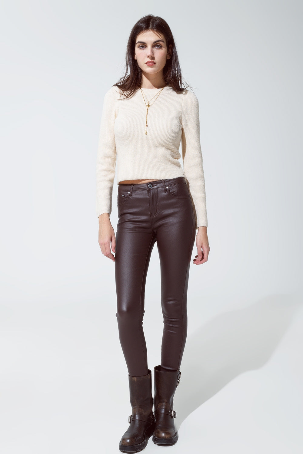 Pantalones super pitillo de efecto polipiel en marrón oscuro Q2
