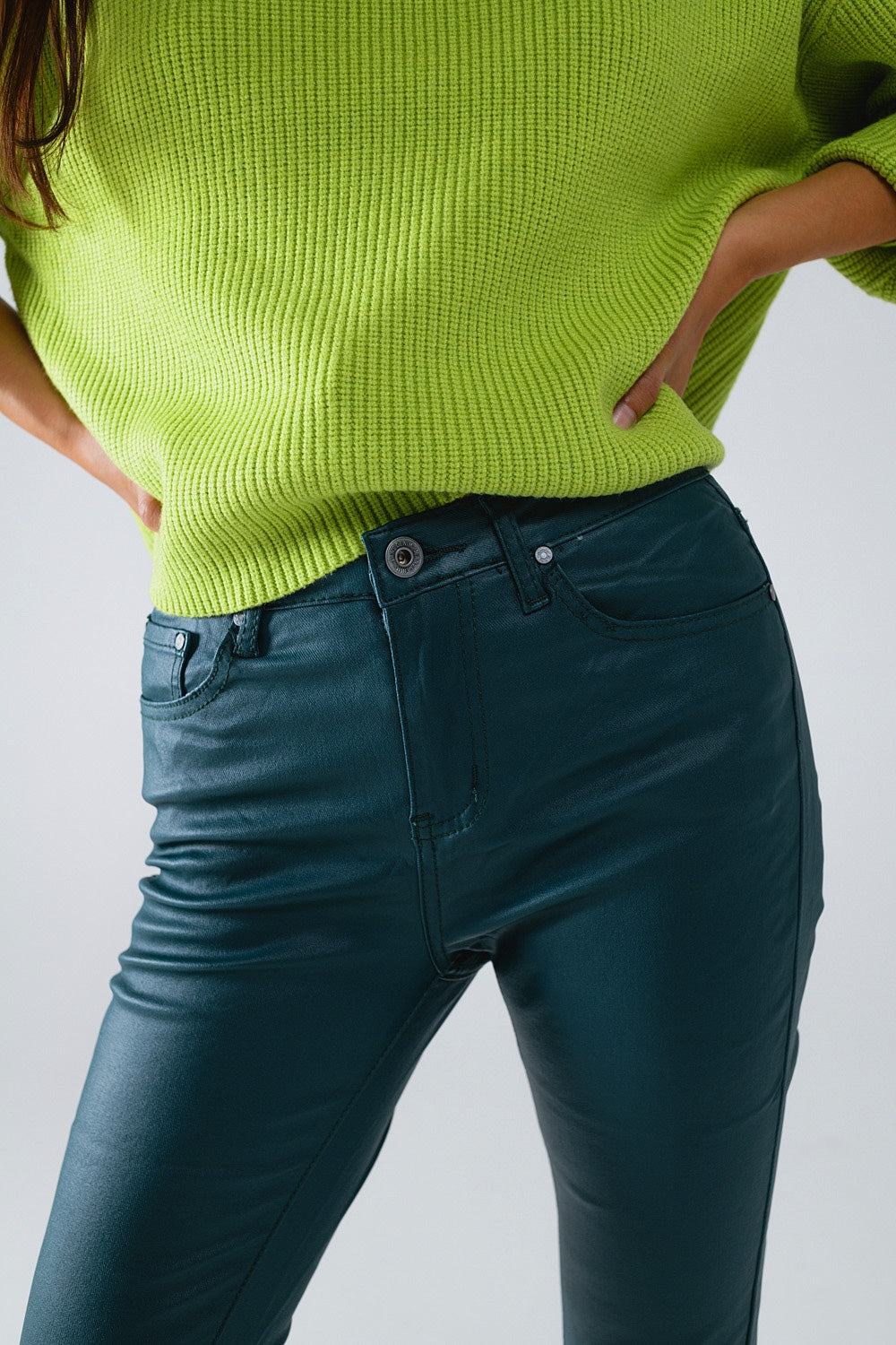 Pantalones super pitillo de piel sintética verde oscuro Q2