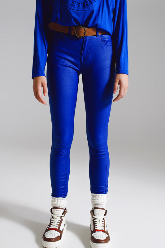 Q2 Pantalones super skinny  de imitación de cuero en color azul eléctrico.