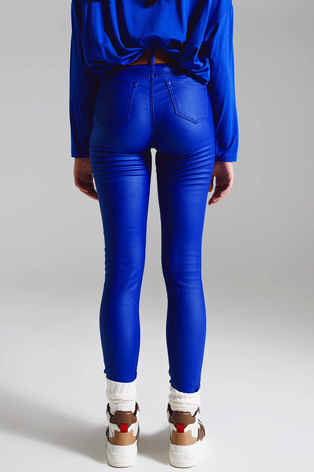 Pantalones super skinny  de imitación de cuero en color azul eléctrico. Q2