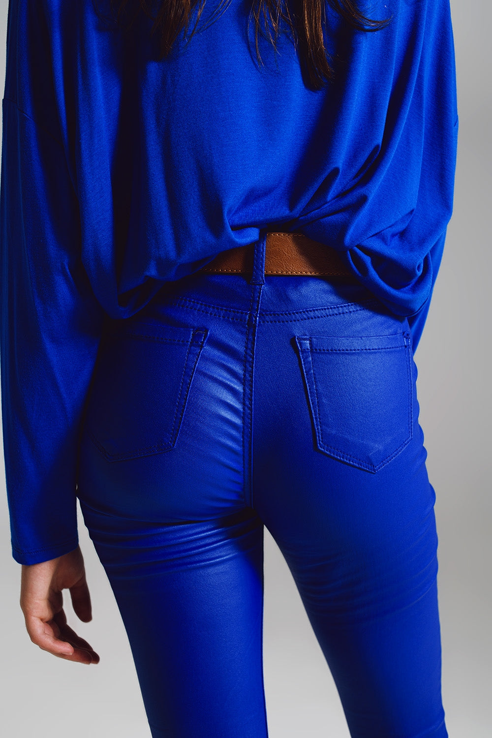 Pantalones super skinny  de imitación de cuero en color azul eléctrico. Q2