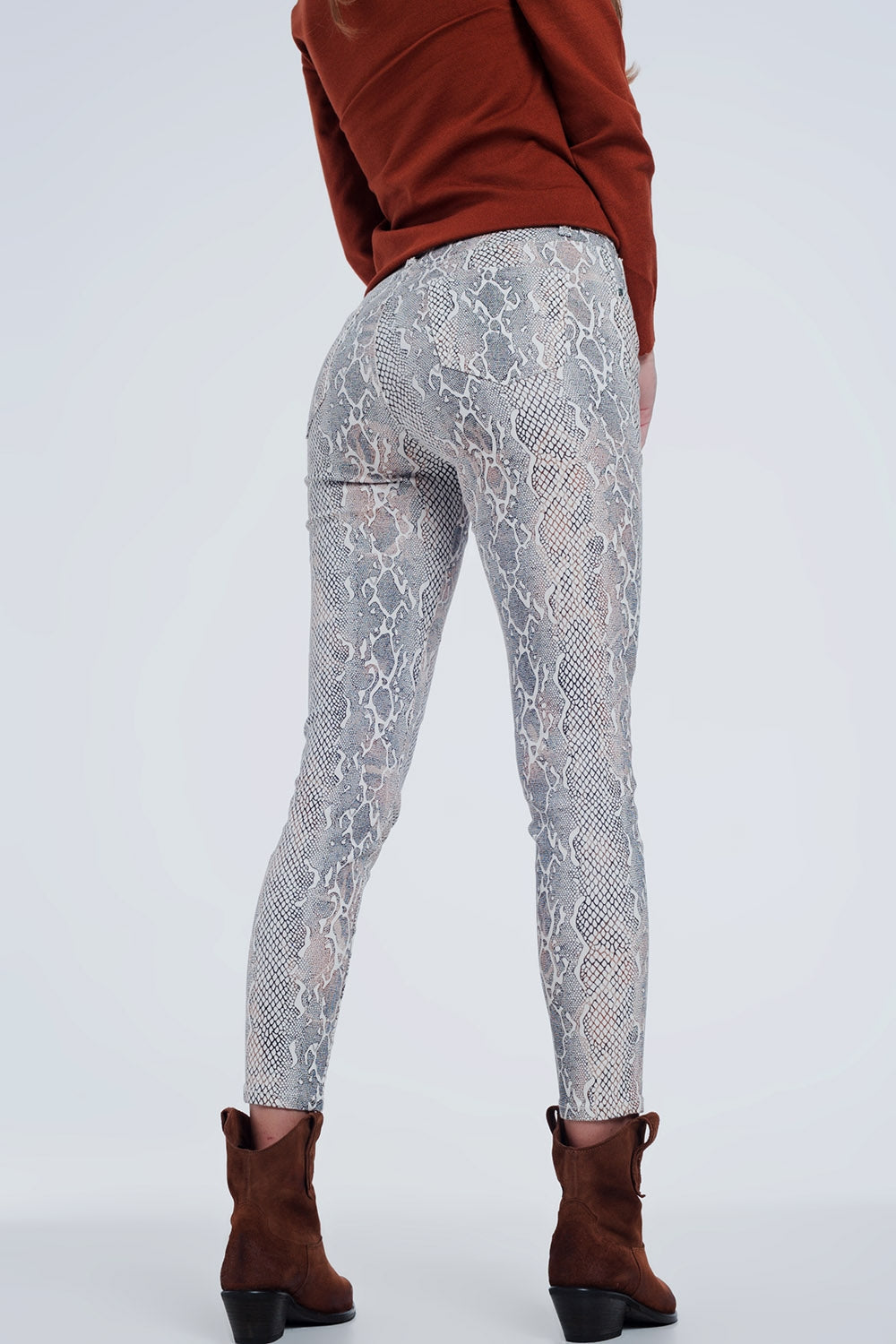 Pantalones texturizados de efecto serpiente en beige Q2
