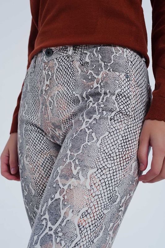 Q2 Pantalones texturizados de efecto serpiente en beige