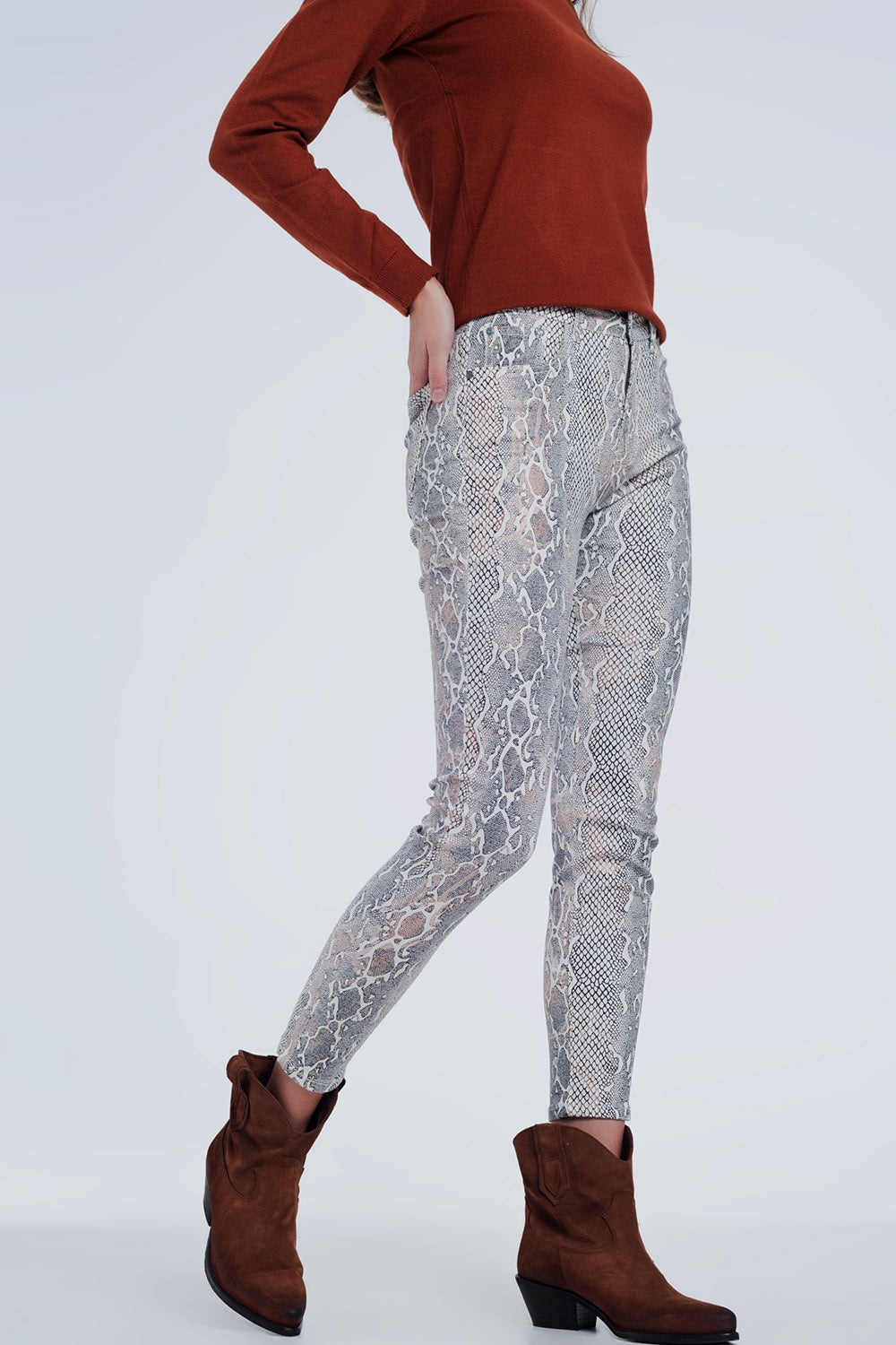 Pantalones texturizados de efecto serpiente en beige Q2