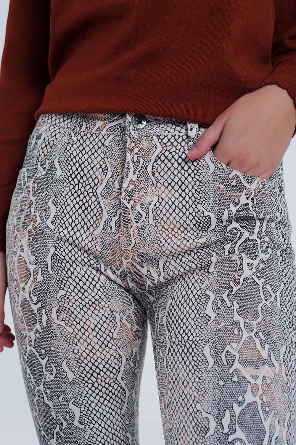 Pantalones texturizados de efecto serpiente en beige Q2