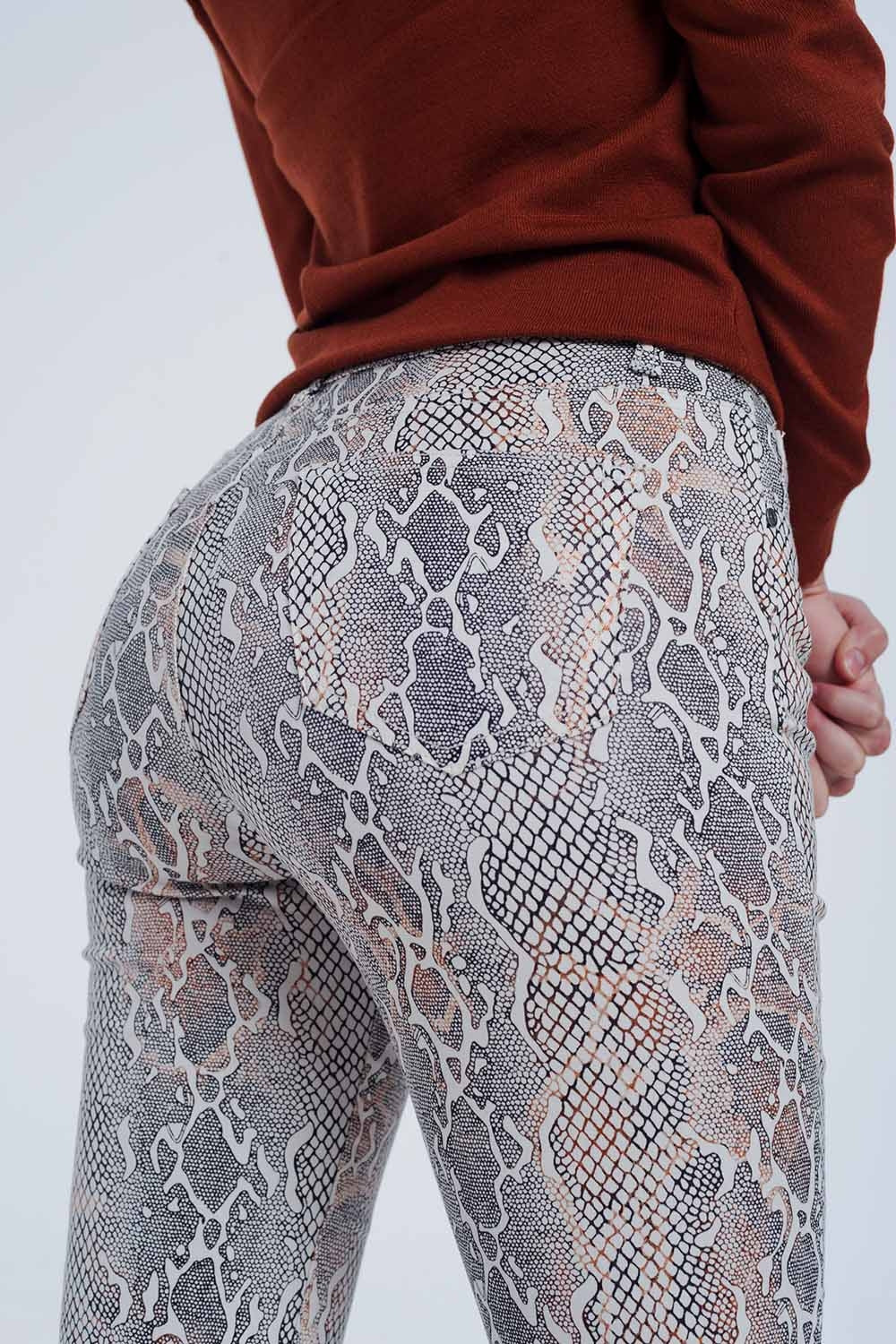 Pantalones texturizados de efecto serpiente en beige Q2