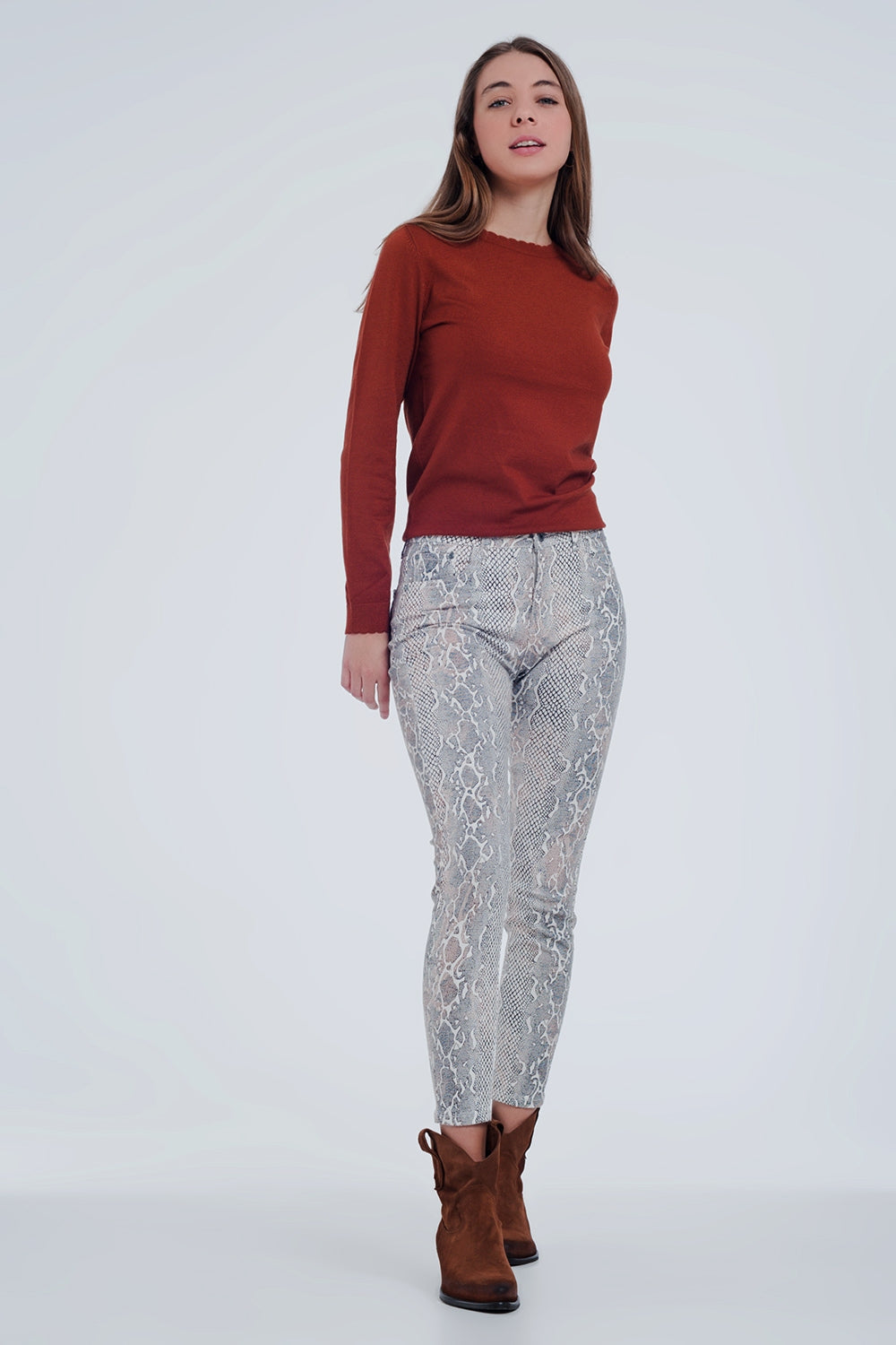 Pantalones texturizados de efecto serpiente en beige Q2
