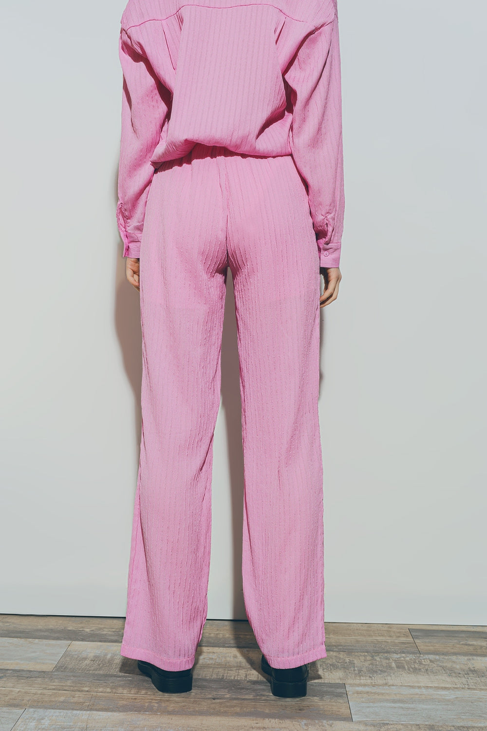 Pantalones texturizados de pierna ancha en rosa Q2