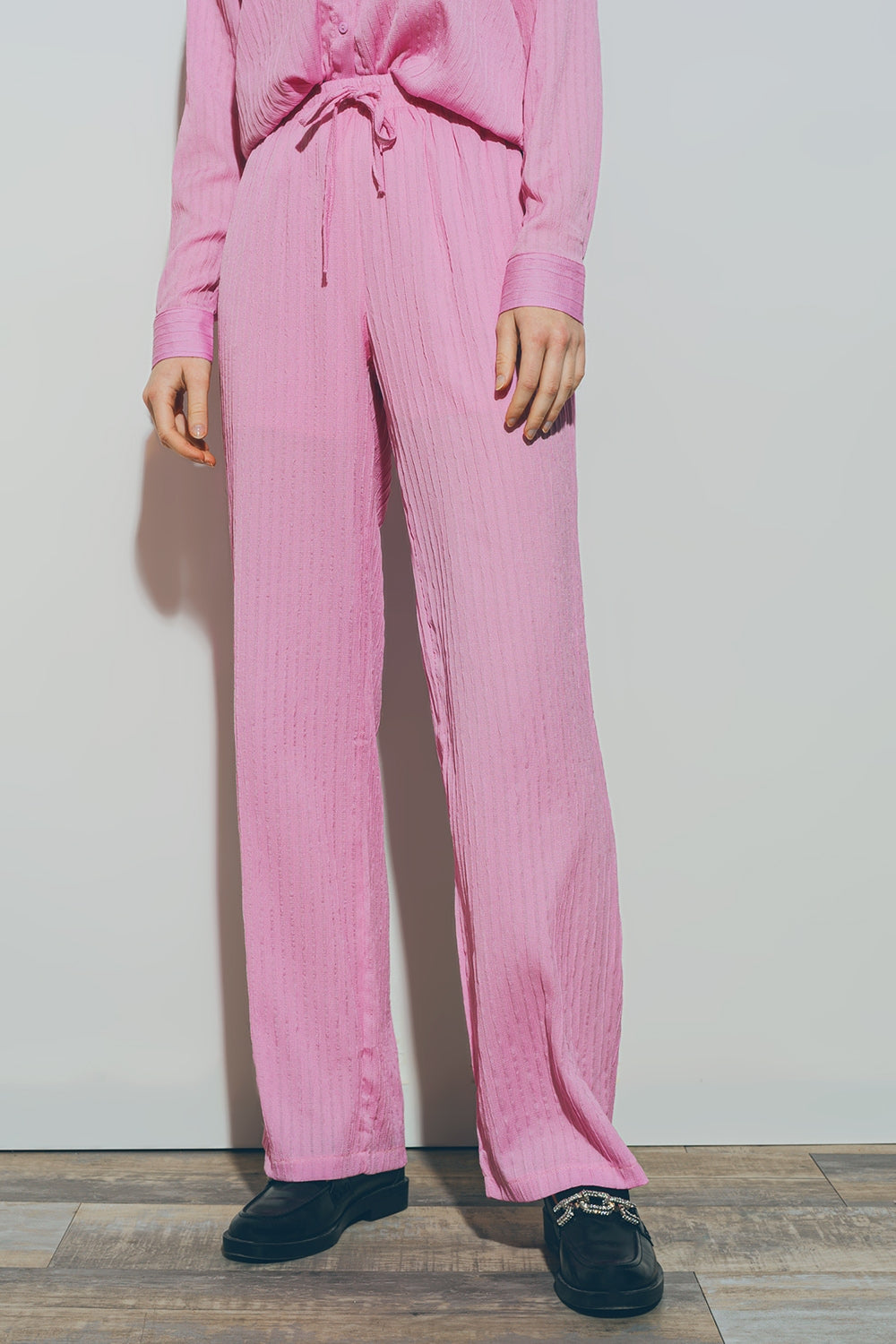 Pantalones texturizados de pierna ancha en rosa Q2