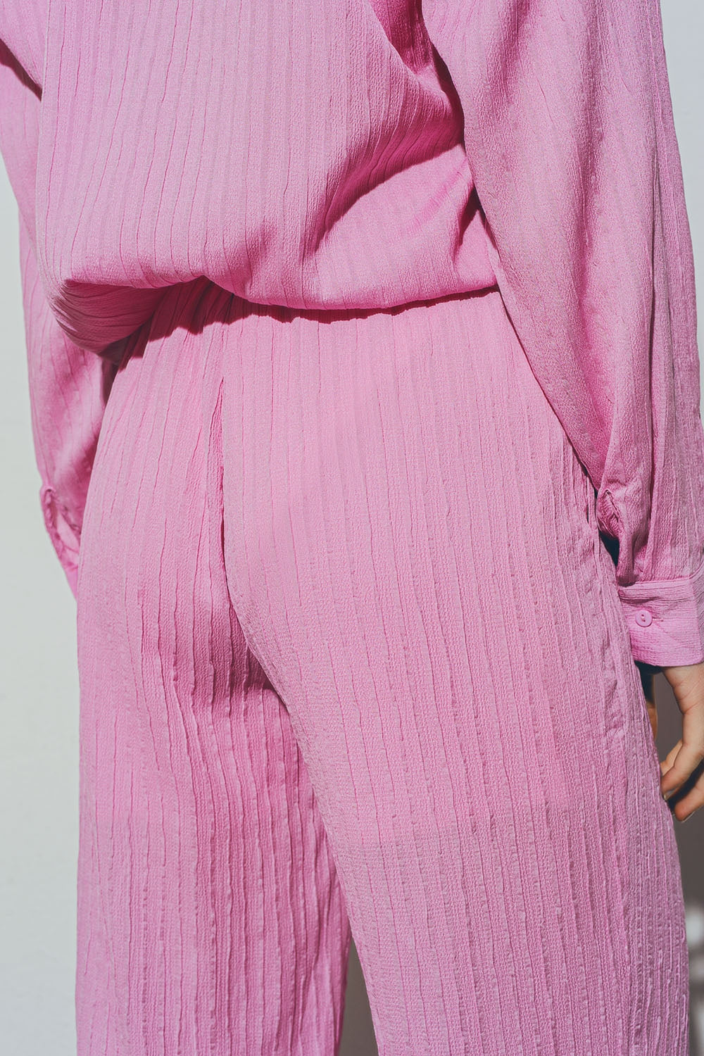 Pantalones texturizados de pierna ancha en rosa Q2