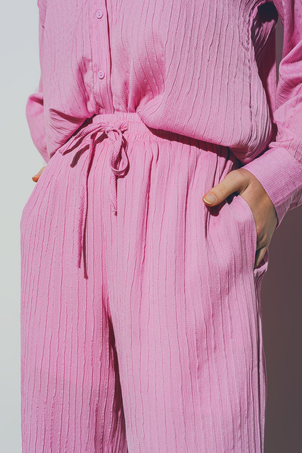 Pantalones texturizados de pierna ancha en rosa Q2