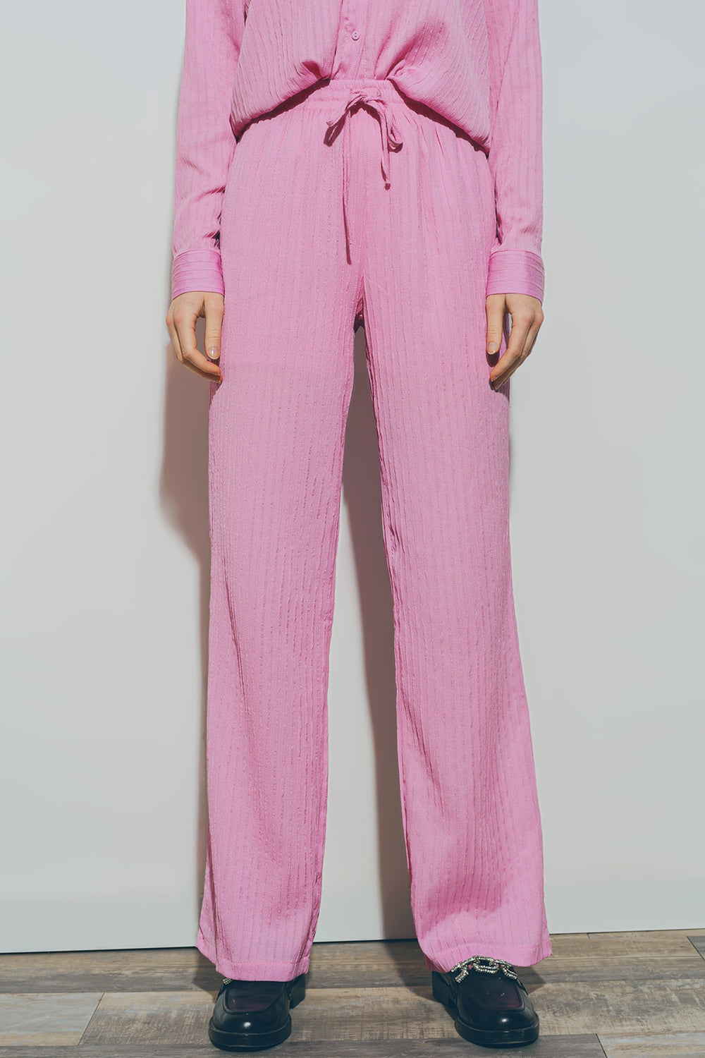 Q2 Pantalones texturizados de pierna ancha en rosa
